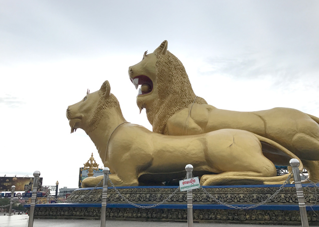 シアヌークビルのランドマーク、黄金のライオン像