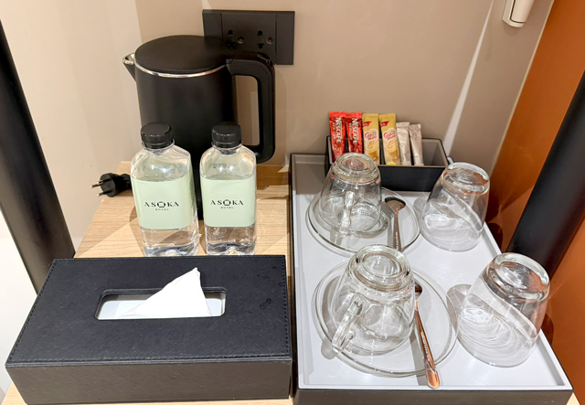 無料の水、コーヒー、電気ケトルなど