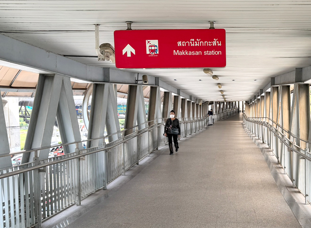 ARLマッカサン駅への連絡通路