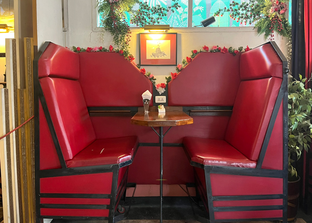 真っ赤なソファー席も
