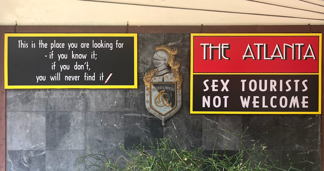 エントランス横の看板