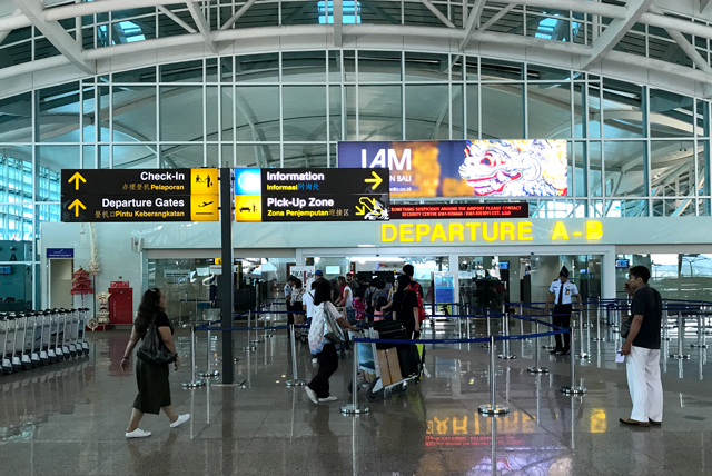 バリのングラ・ライ国際空港