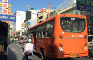 バンコク・ヤワラ―地区を走る路線バス