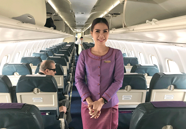 カンボジアアンコール航空のフライトアテンダント