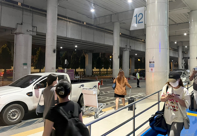 国内線ターミナルのGrabピックアップポイント