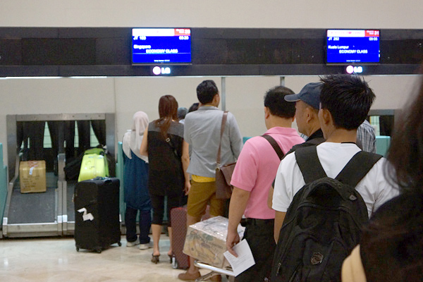 ジャカルタ・スカルノハッタ国際空港のチェックインカウンター