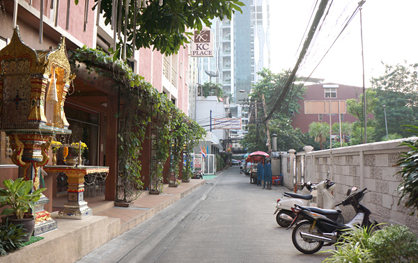 ホテル前の路地