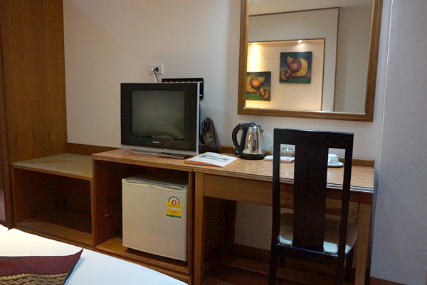 テレビ、冷蔵庫、ライティングデスクなど