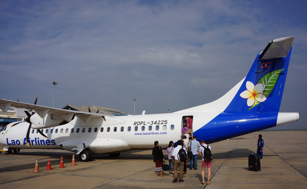 ラオス国営航空ATR72型機