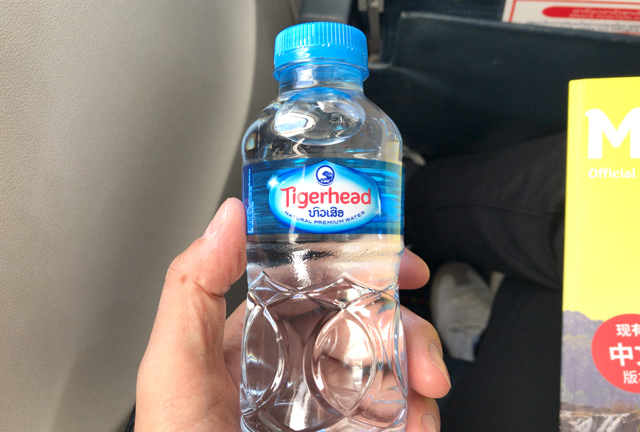 水のペットボトル