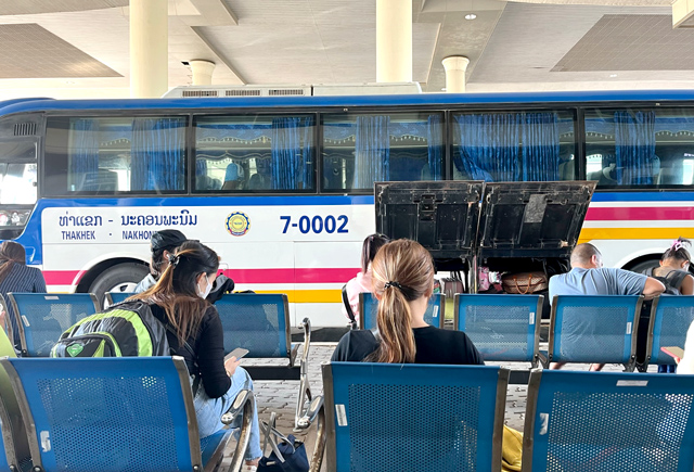 タイ側イミグレで出発を待つ乗客