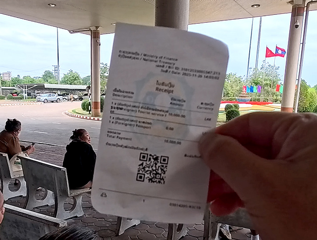 入国時に1万キープ(または20バーツ)が必要