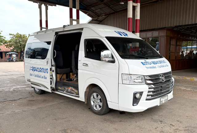 ラオバオ行きのバン