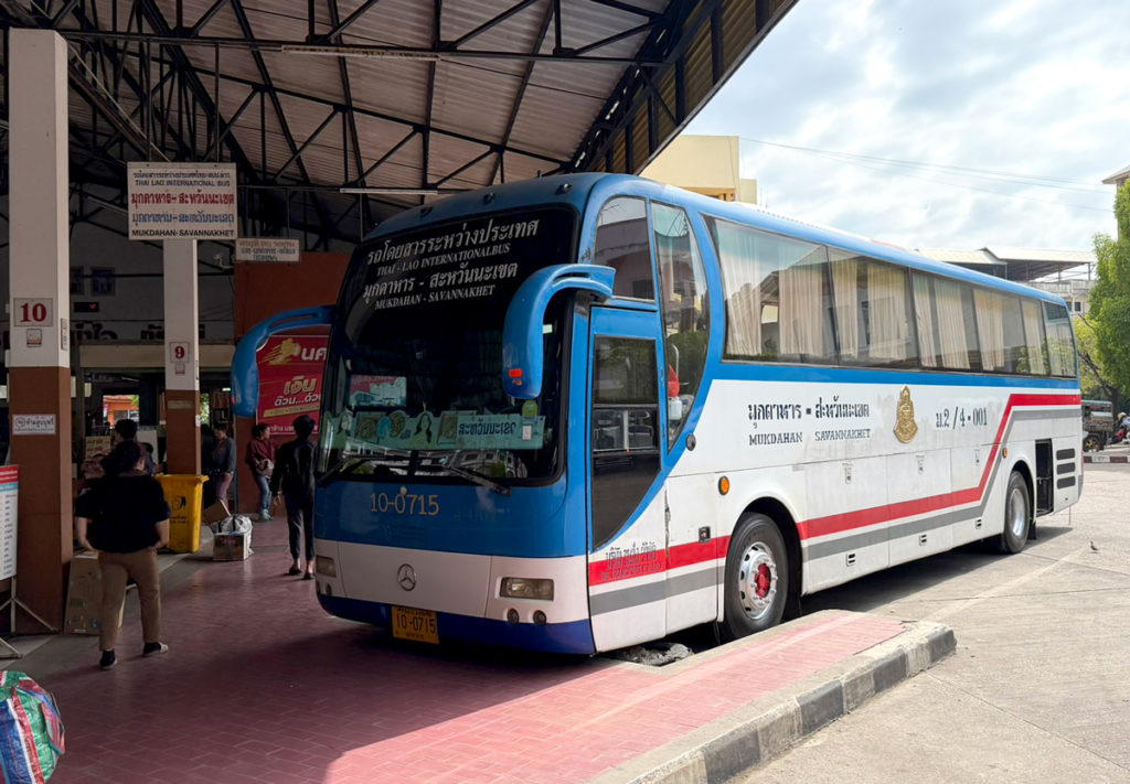 サワンナケート行きの国際バス