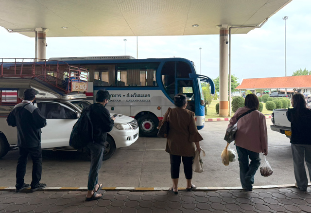 再びバスに乗り込む