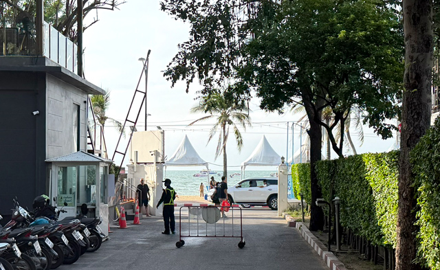 ホテル敷地内からビーチを望む