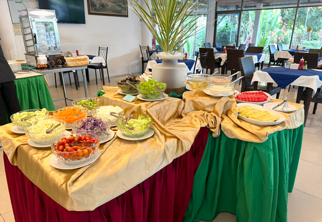 サラダやフルーツ