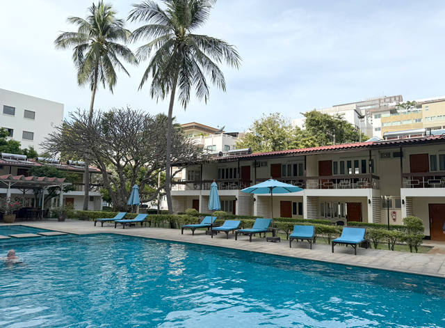 プールと宿泊棟(旧館)