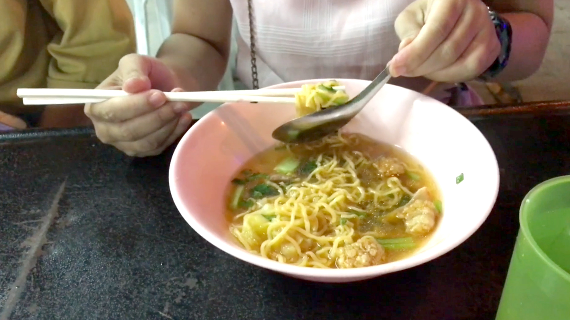 タイの女の子の麺の食べ方 アジアトラベルノート