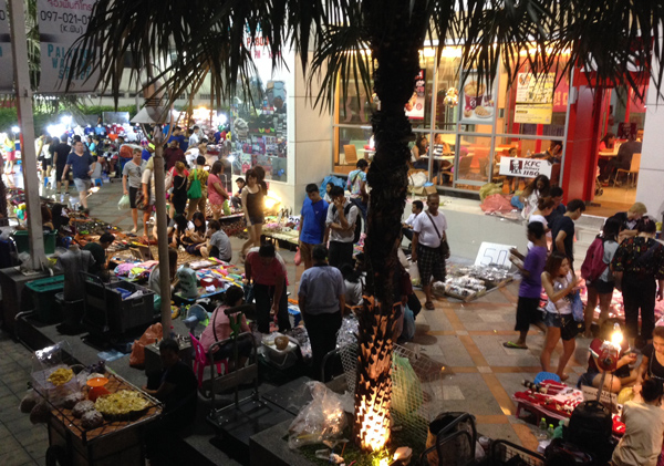 パラディウム前のナイトマーケット