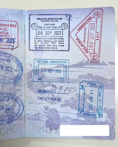 各ページ下部のパンチ穴に注目