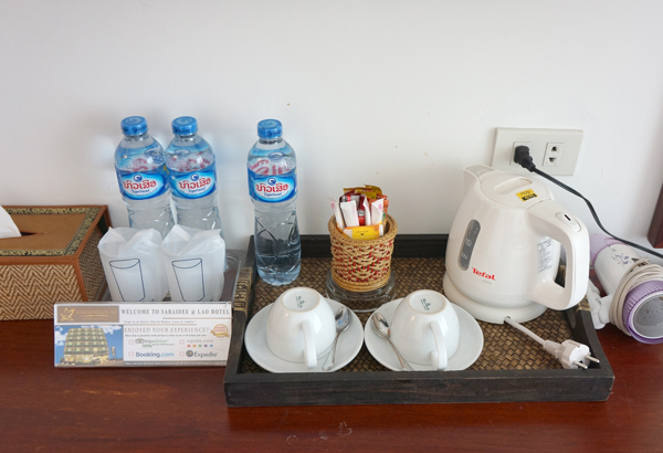 無料の水、コーヒー、紅茶など