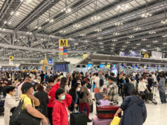 旅行者で混雑するスワンナプーム空港