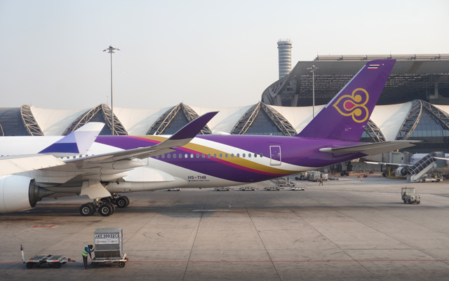 バンコクのスワンナプーム空港に駐機中のタイ国際航空