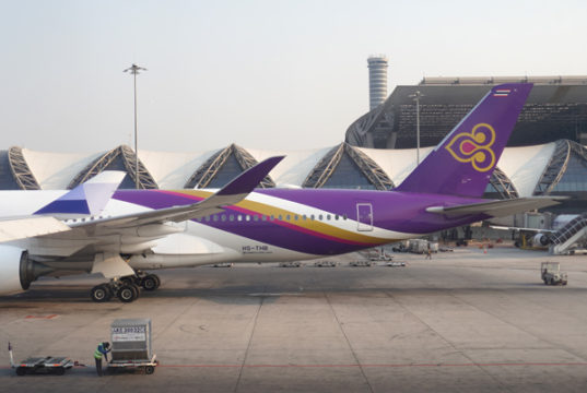 タイ国際航空、10月発券分から燃油サーチャージを引き上げ バンコクのスワンナプーム空港に駐機中のタイ国際航空機