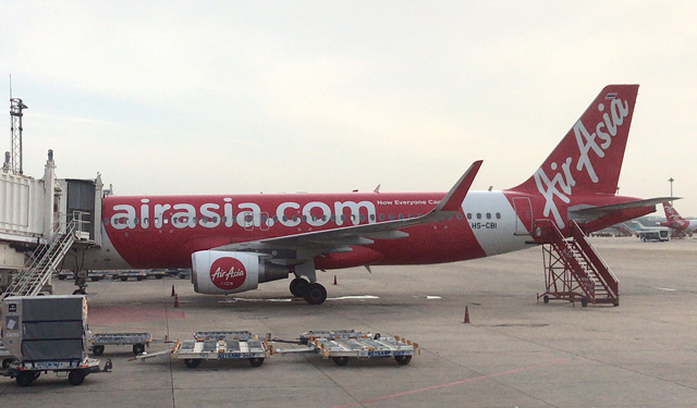 バンコク・ドンムアン空港に駐機中のタイ・エアアジア機