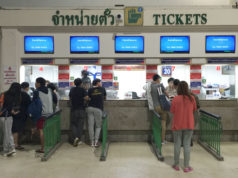 タイ国鉄、新型車両で運行する列車の運賃を値上げ バンコク・ホアランポーン駅の乗車券販売窓口
