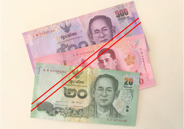 上下がラーマ9世、真ん中がラーマ10世