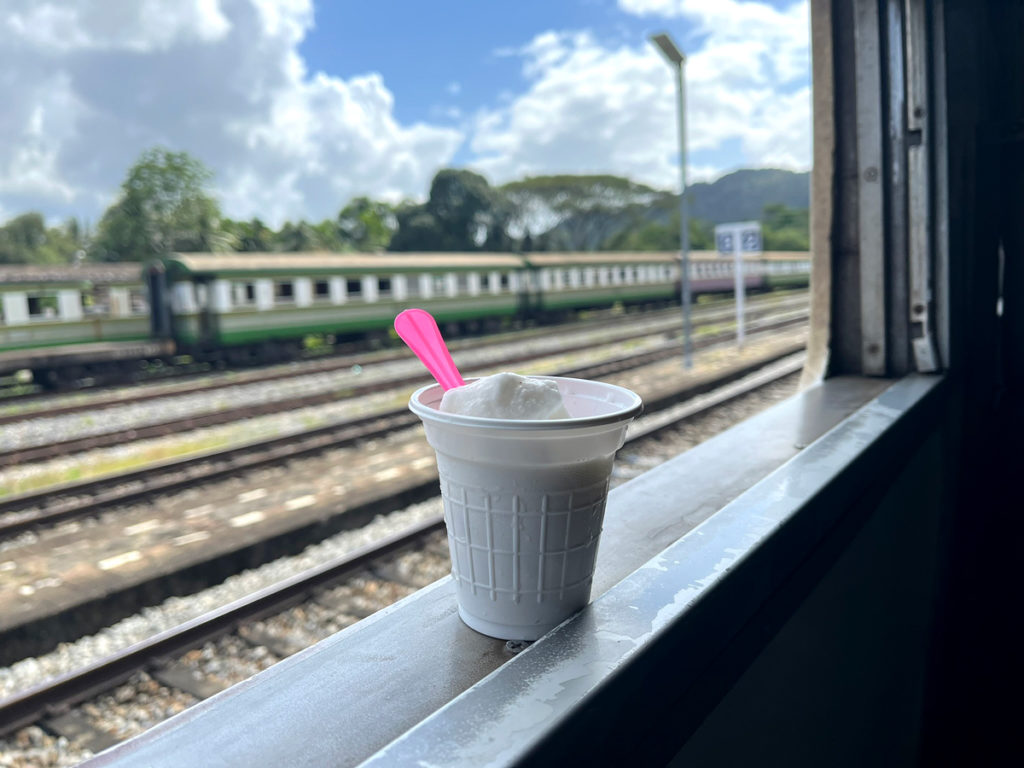 車内販売で買ったアイスクリーム