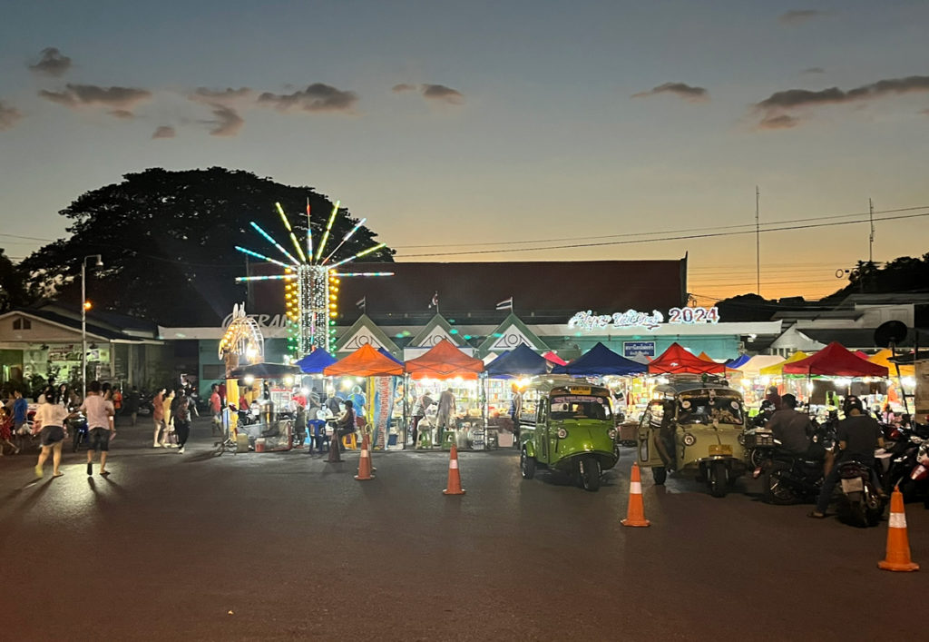 トラン駅前のナイトマーケット
