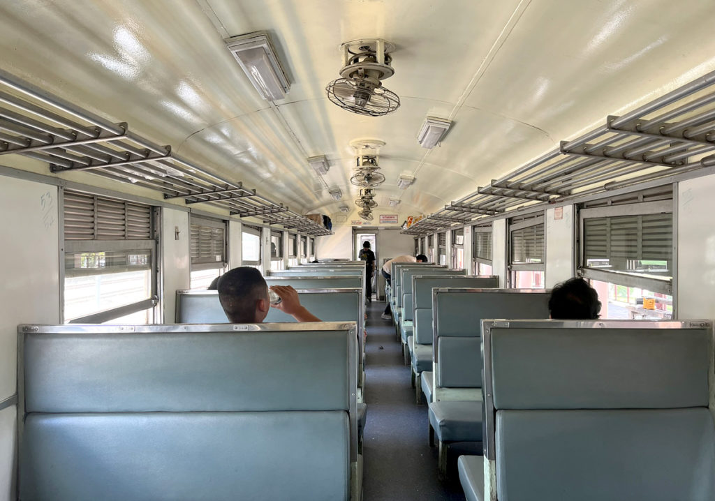 列車はのんびりとトランへ向かう