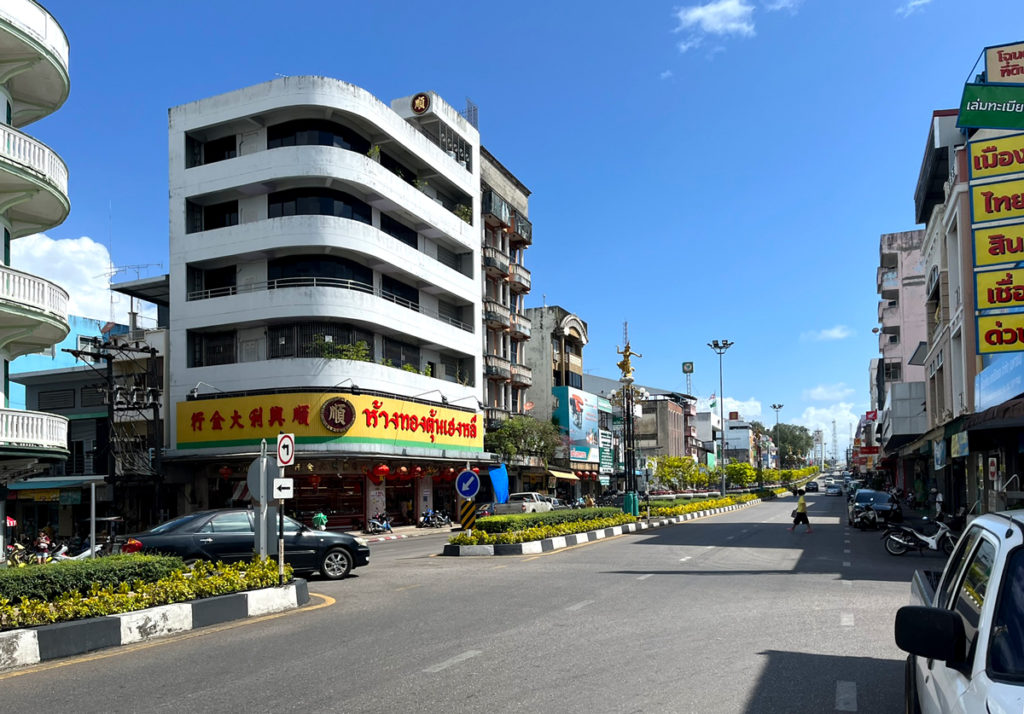 トラン駅前の大通り