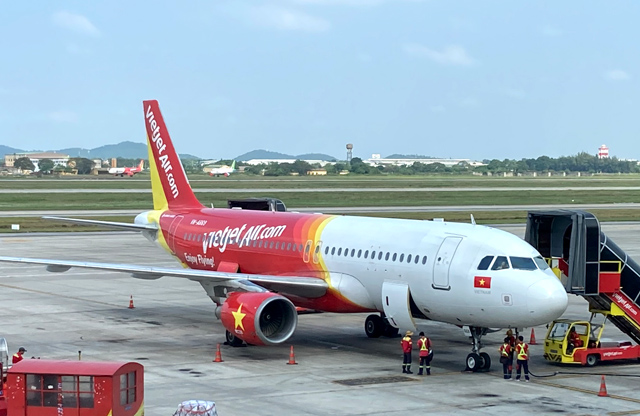 ノイバイ空港に駐機中のベトジェットエア機