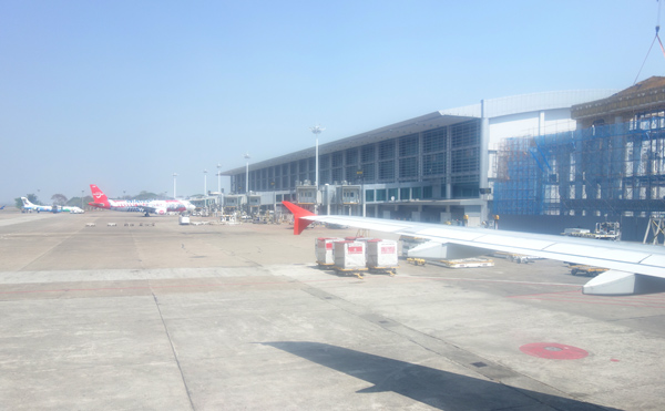 ヤンゴン国際空港に到着