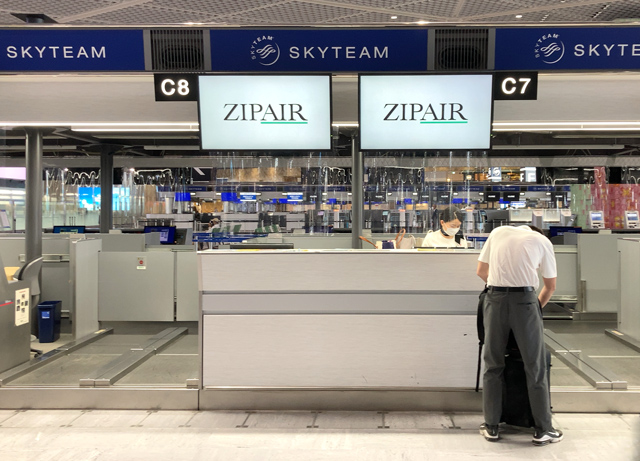 成田空港のZIPAIRカウンター